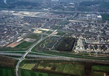 831985 Luchtfoto van een deel van Maarssenbroek (gemeente Maarssen) met op de voorgrond de A2, in het midden de ...
